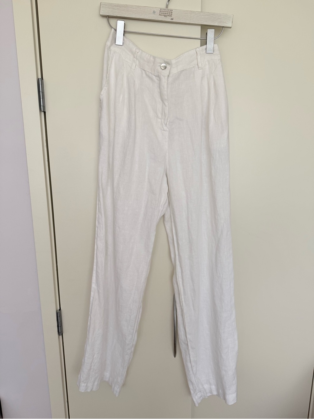 Donni White Wide-Leg Linen Pleated Pants
Size Medium NWOT - Picture 2 of 5
